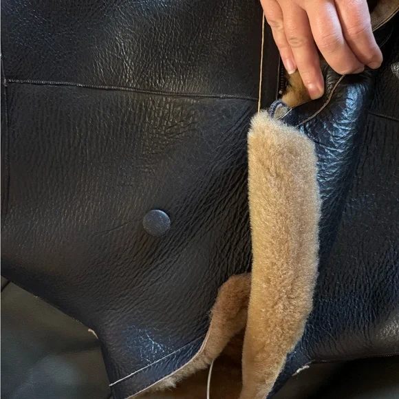 Elegant Black and Tan Shearling Leather Jacket - Picture 8 of 15